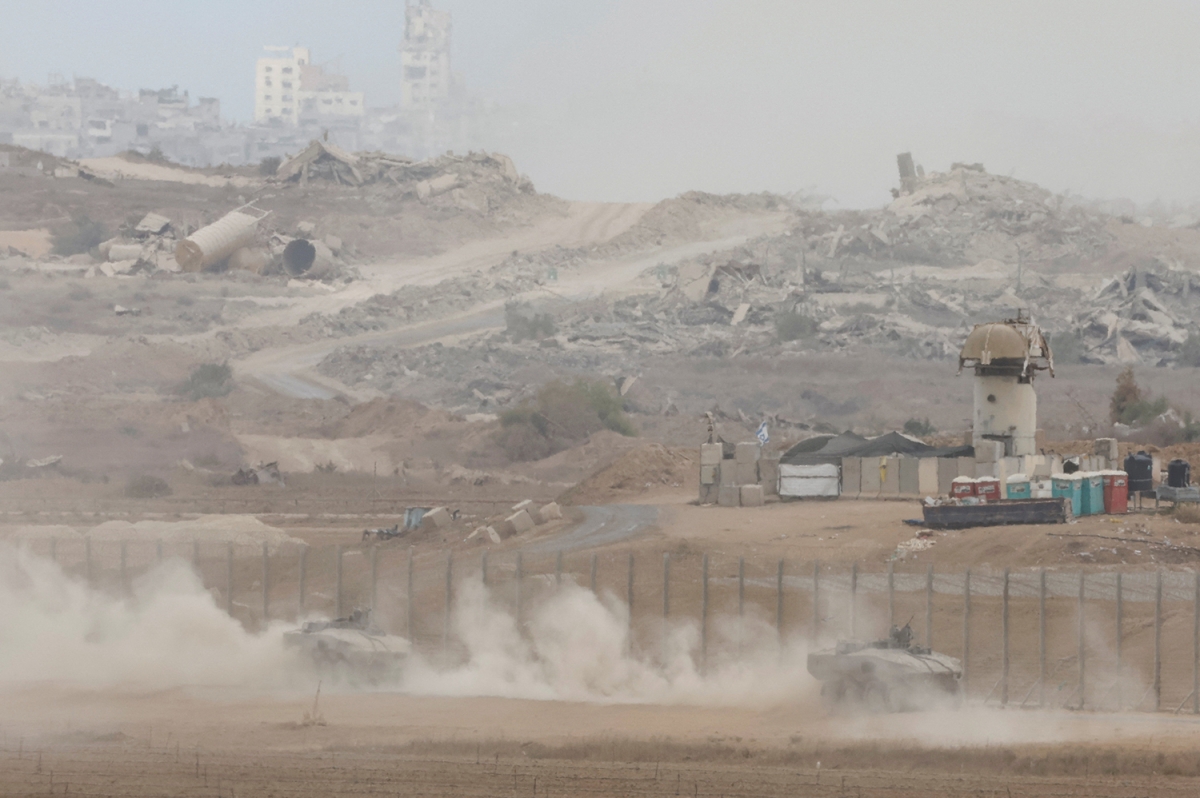 مركبتان عسكريتان إسرائيليتان على الجانب الإسرائيلي من الحدود مع غزة