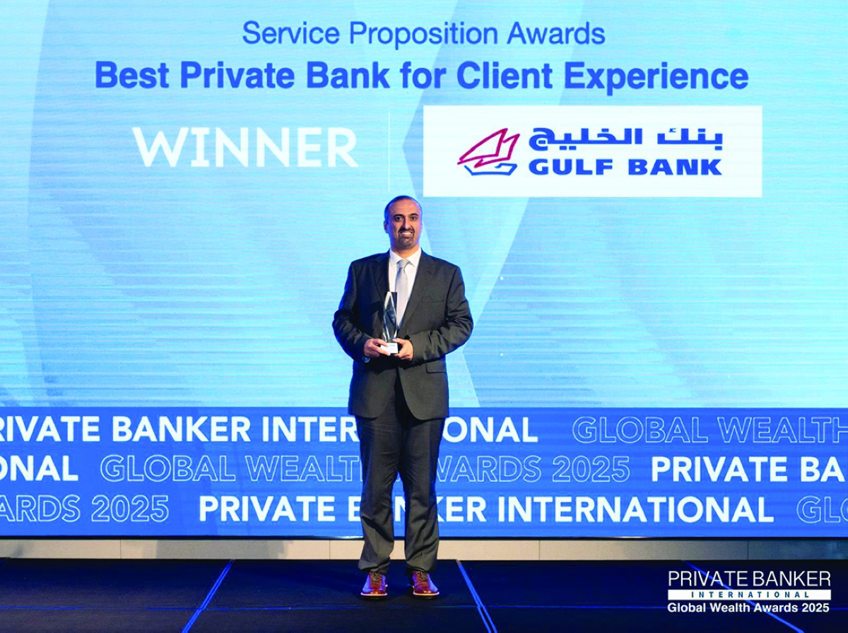 


المرزوق متسلّماً الجائزة 