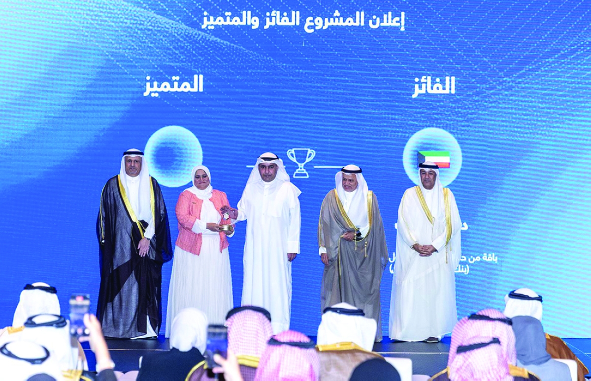 


سلطان الدبوس متسلّماً جائزة تكريم بنك الائتمان 