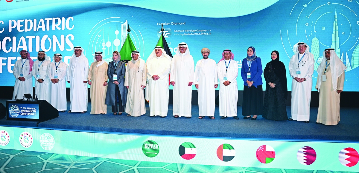 العوضي والبديوي يتوسّطان المُشاركين بالمؤتمر