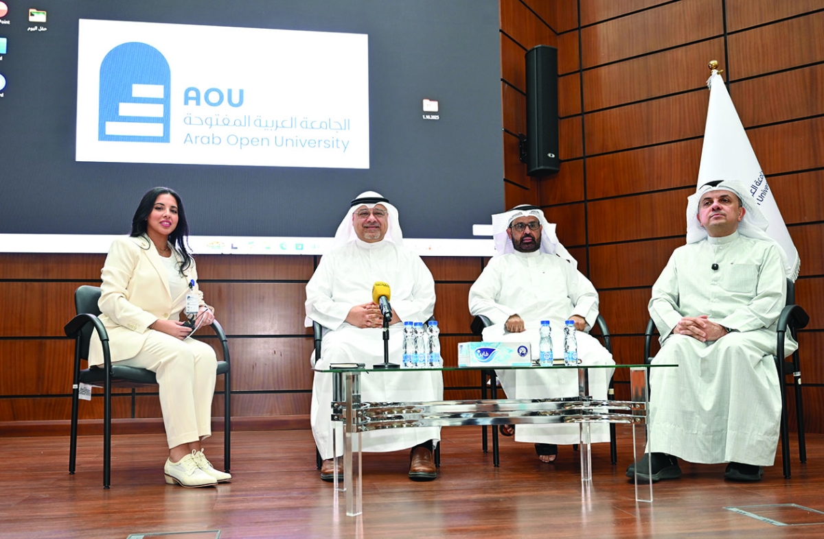 


الموسوي والعجمي ومهدي والعدواني خلال الجلسة النقاشية	 (تصوير أسعد عبدالله) 