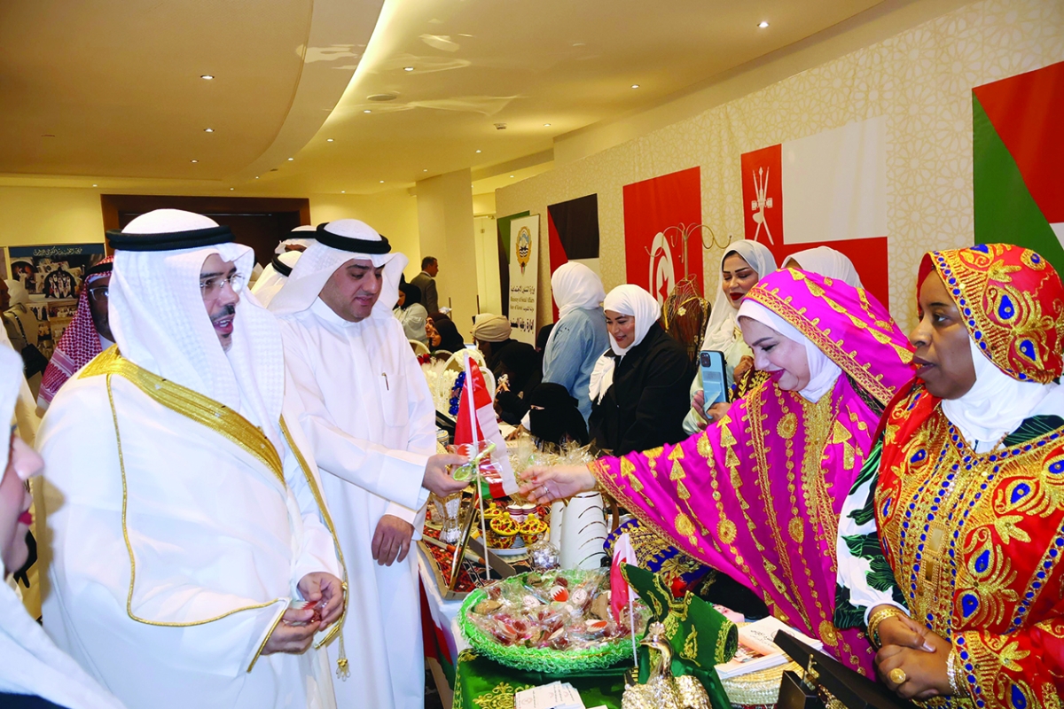 


العجمي خلال جولته في المعرض المصاحب للاحتفالية 