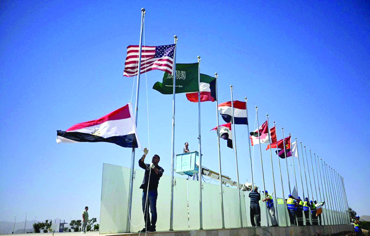 رفع أعلام الدول المشاركة في قمة شرم الشيخ