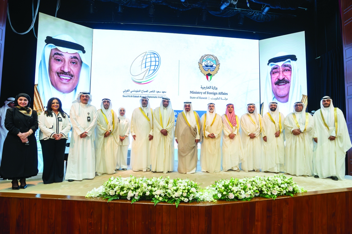 


سمو رئيس الوزراء ووزير الخارجية في لقطة جماعية مع عدد من المسؤولين خلال الحفل 