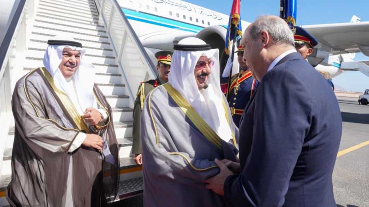 رئيس الوزراء لدى وصوله إلى شرم الشيخ