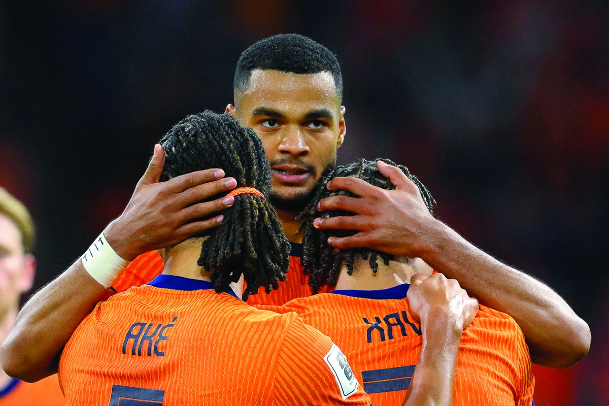 


مهاجم هولندا خاكبو يحتفل مع زملائه بهدفه في مرمى فنلندا	 (أ ف ب) 