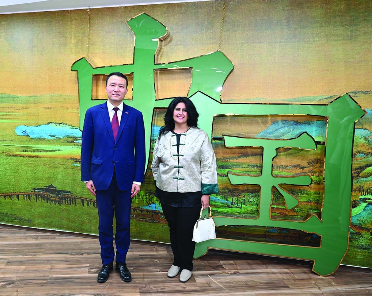 


العنود الصباح والقائم بالأعمال الصيني 