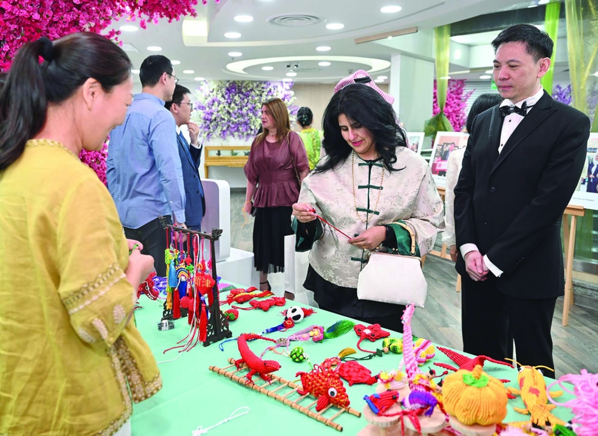  العنود الصباح ومدير المركز في جولة بالمعرض المصاحب للاحتفالية