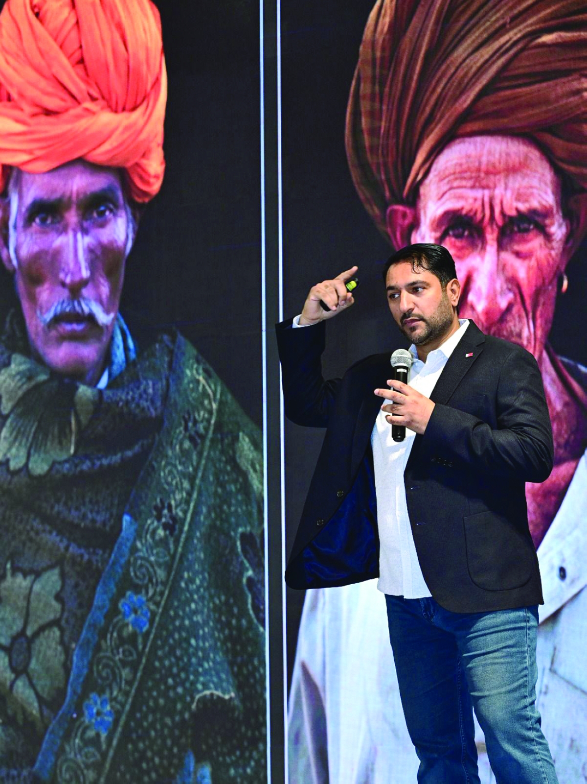 


عيسى إبراهيم محاضراً عن حكاية الصور 