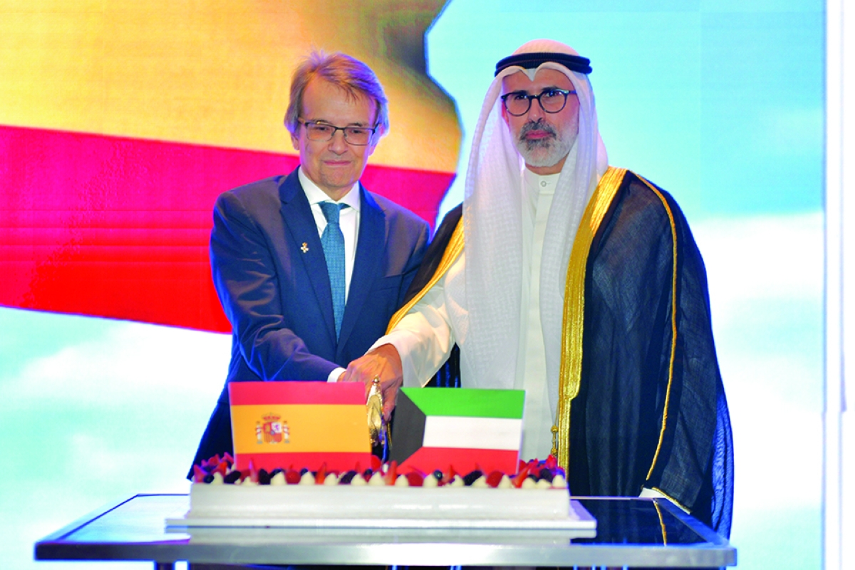 السفير الإسباني ونائب وزير الخارجية يقطعان قالب الحلوى 