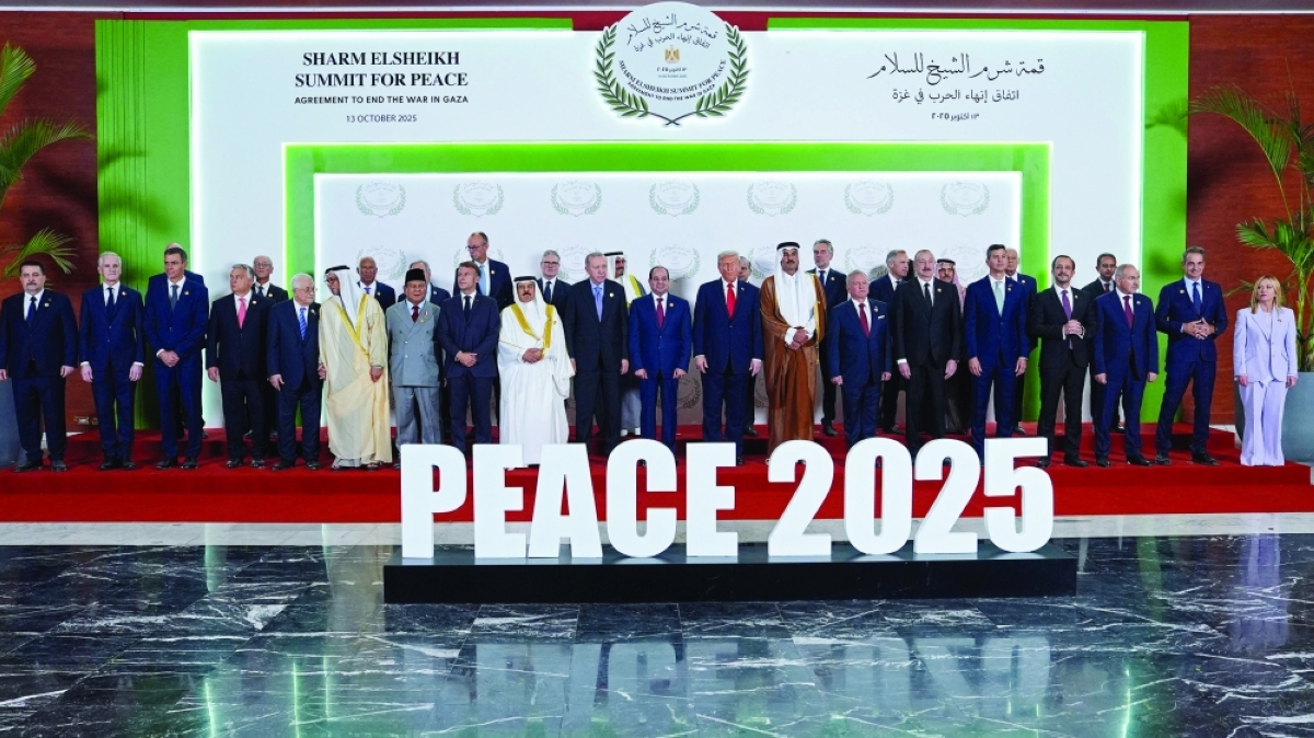 صورة جماعية للمشاركين في قمة شرم الشيخ  	(أ ف ب) 