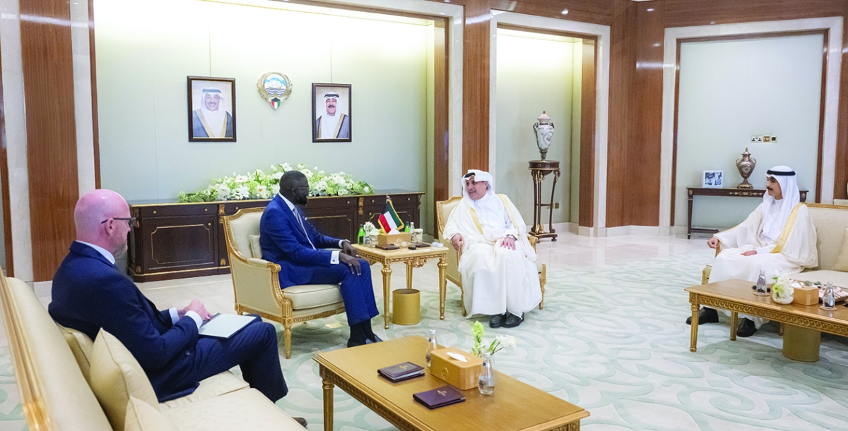 وزير الديوان ورئيس ديوان ولي العهد يستقبلان رئيس البعثة الإقليمية للصليب الأحمر