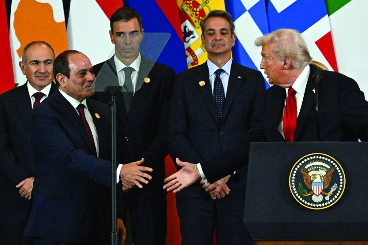 مصافحة بين ترامب والسيسي في ختام قمة شرم الشيخ للسلام (أ ف ب)