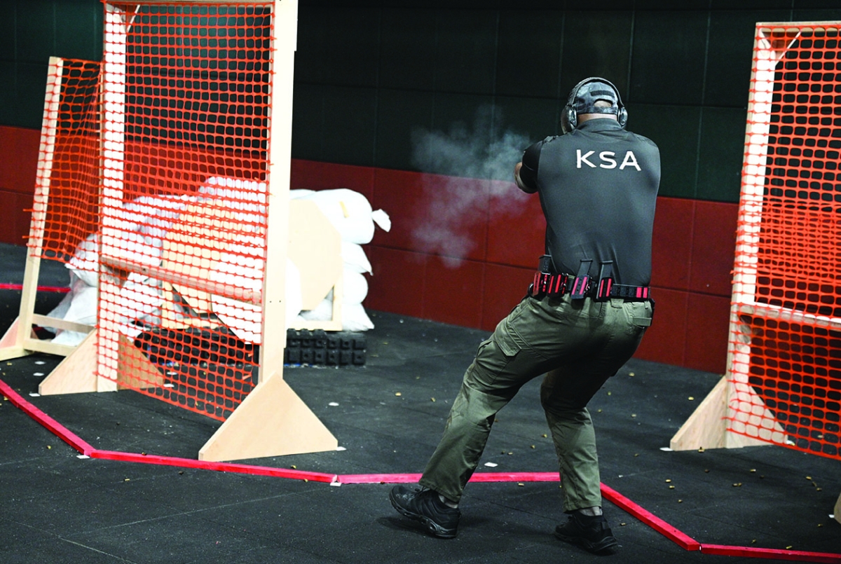 متنافس سعودي يرمي