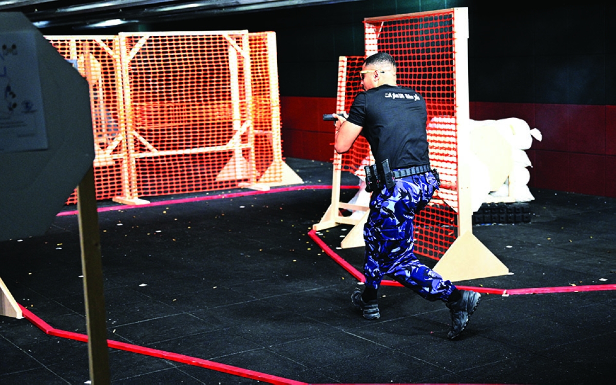 شرطي إماراتي في حالة تسديد