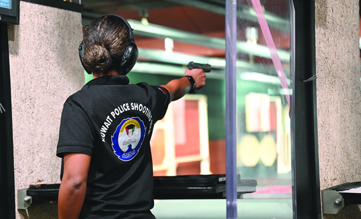 شرطية كويتية تسدد على الهدف