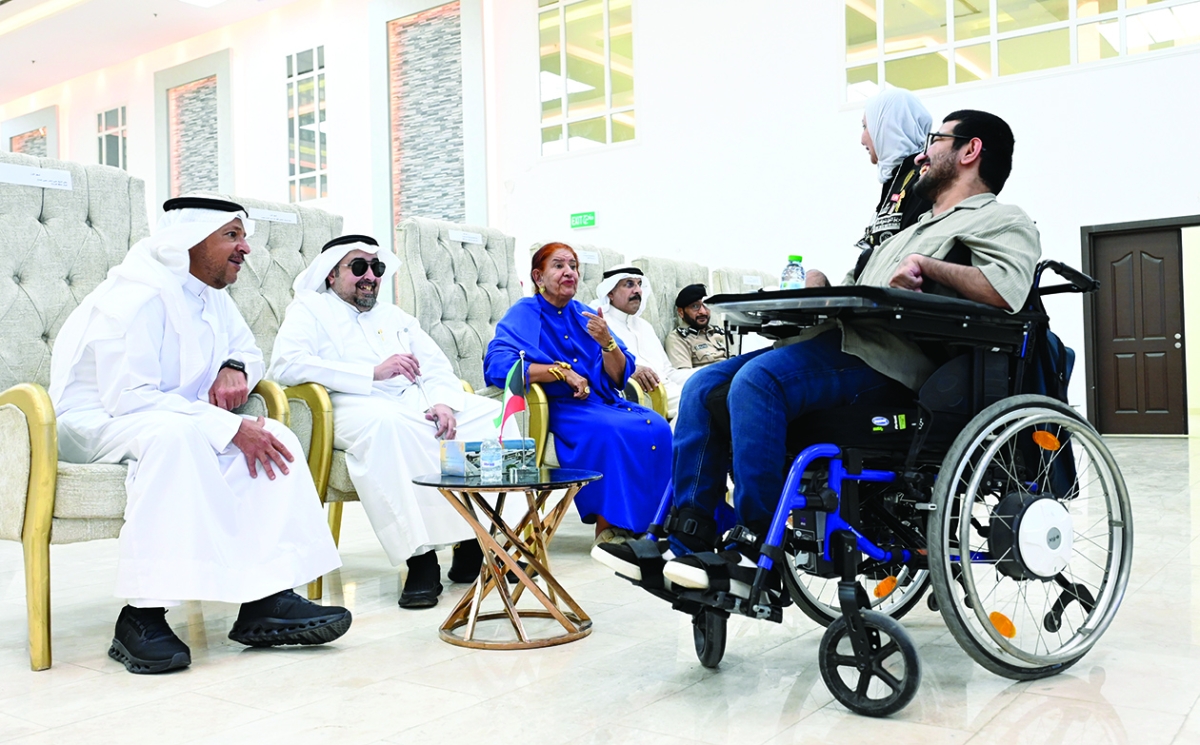 المحافظ في حديث مع شخص من ذوي الإعاقة