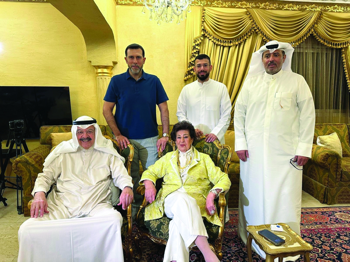 


فريق البرنامج مع ماما أنيسة 