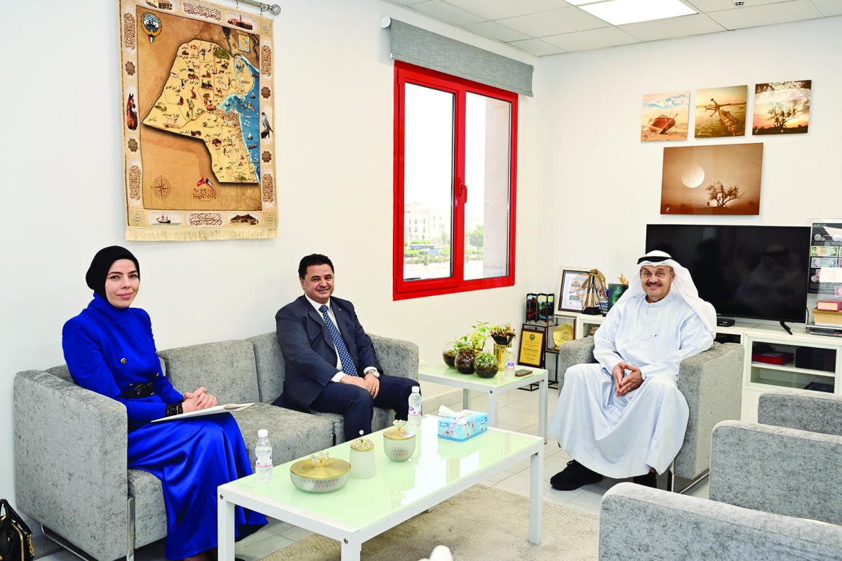 


رئيس التحرير مستقبلاً السفير سنان المجالي ونائب السفير الوزير المفوض رهفاء العوايشة 