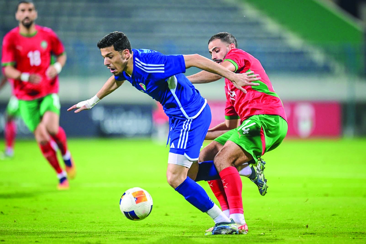 المدافع المغربي يعرقل لاعب «الأزرق» سلطان العنزي