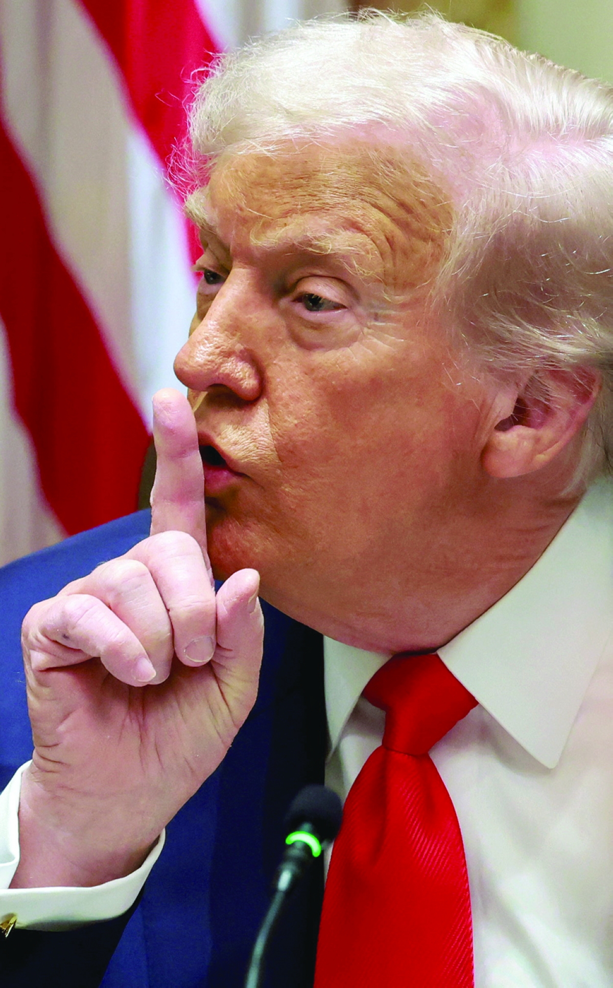 ترامب يُسكت أحد الأشخاص بعد أن دعا صحافيين لطرح أسئلة في البيت الأبيض (رويترز)