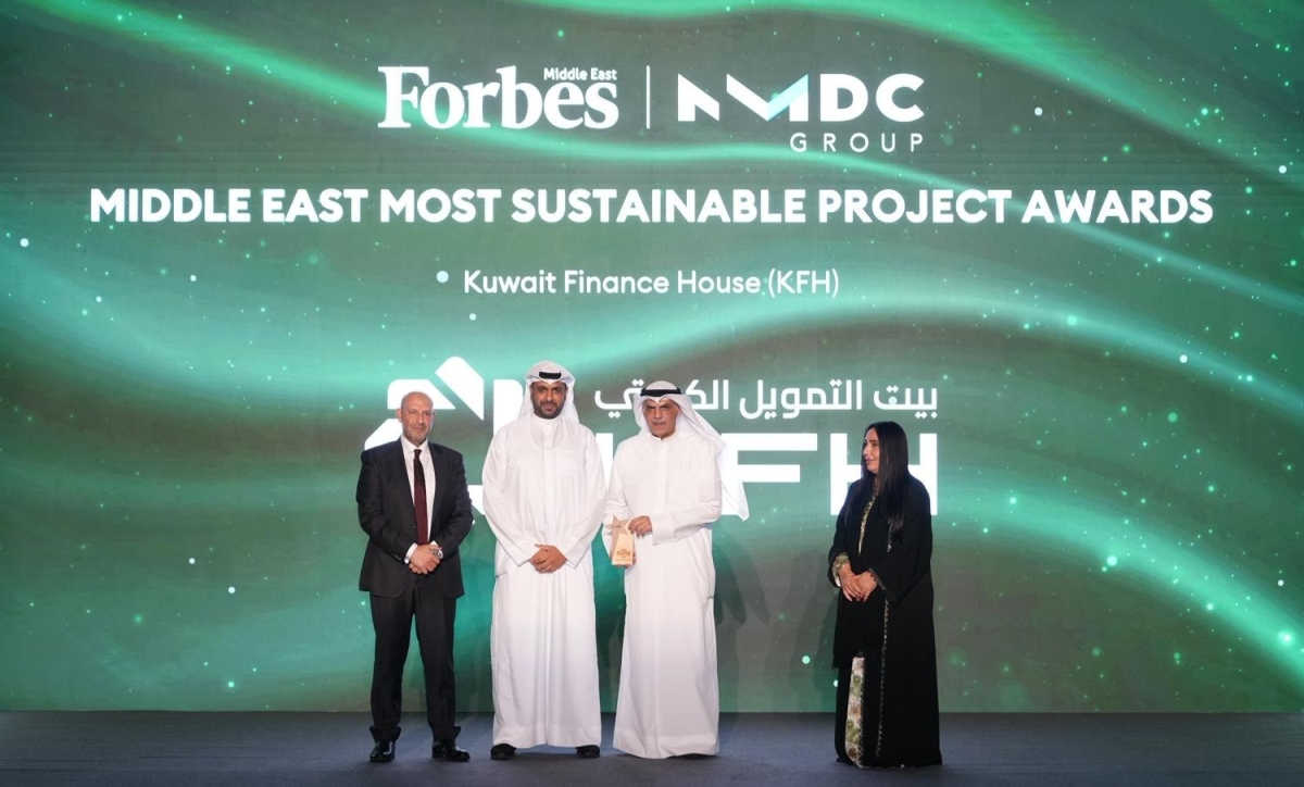 الشايع متسلماً جائزة المشاريع الأكثر استدامة من «فوربس» وعلى يمينه محمد العربيد