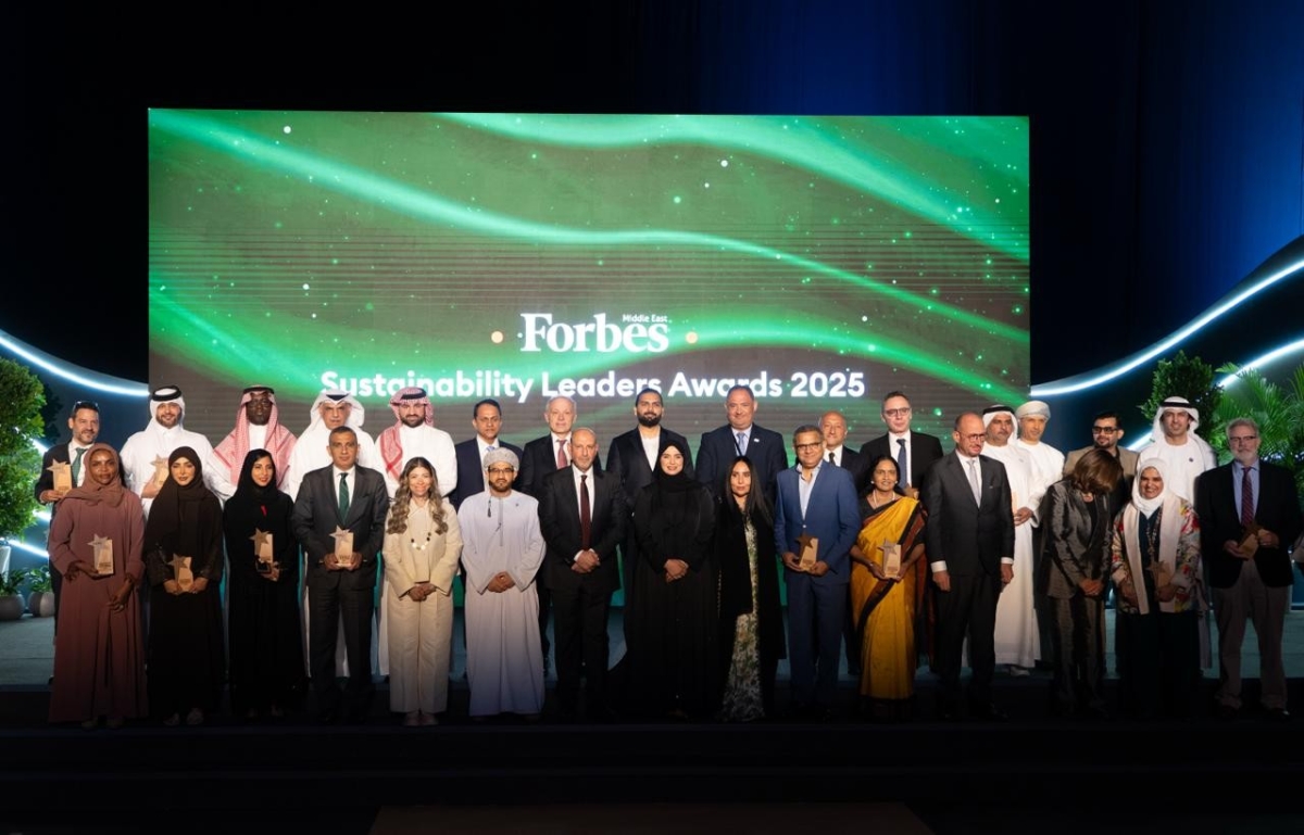 صورة جماعية للمكرمين مع الضحاك ومسؤولي «فوربس»