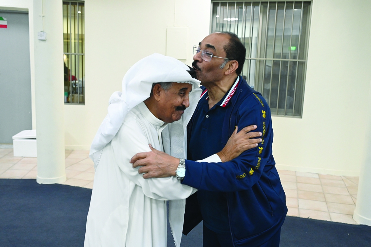 


الردهان وقبلة على رأس «العيدروسي» 