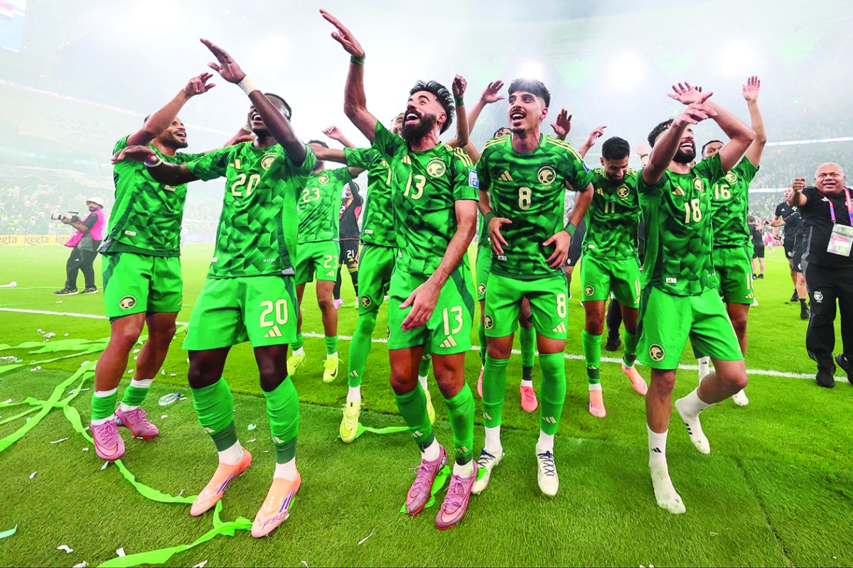 لاعبو السعودية يحتفلون