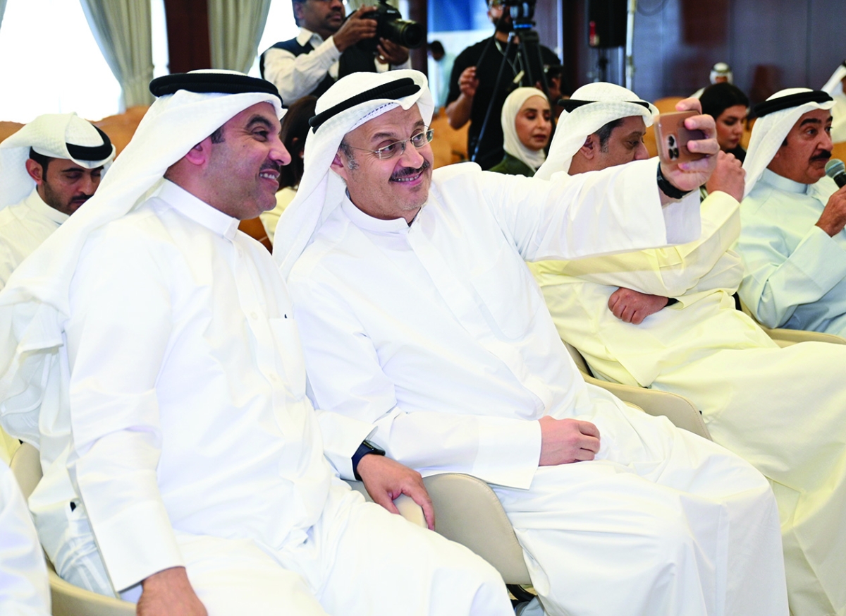 سيلفي للزميل وليد الجاسم مع مدير وكالة أنباء البحرين عبدالله بوحجي