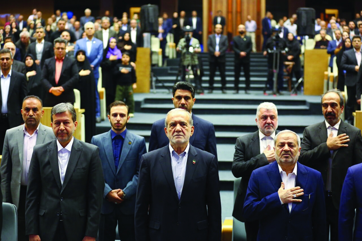 بزشكيان متوسطاً مسؤولين محليين خلال فعاليات في أصفهان