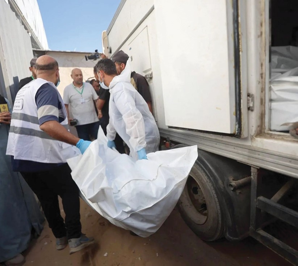 نقل جثامين كانت محتجزة لدى إسرائيل إلى مستشفى ناصر  (أ ف ب)