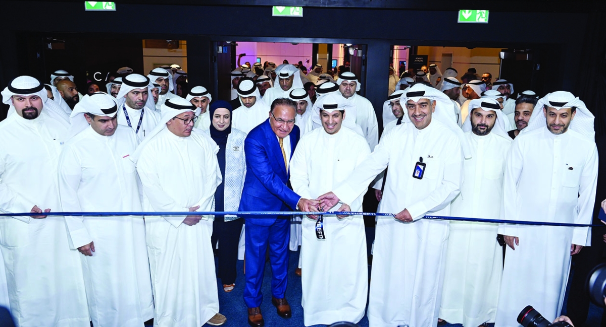 المطيري والمشاركون في المعرض يقصون شريط الافتتاح 