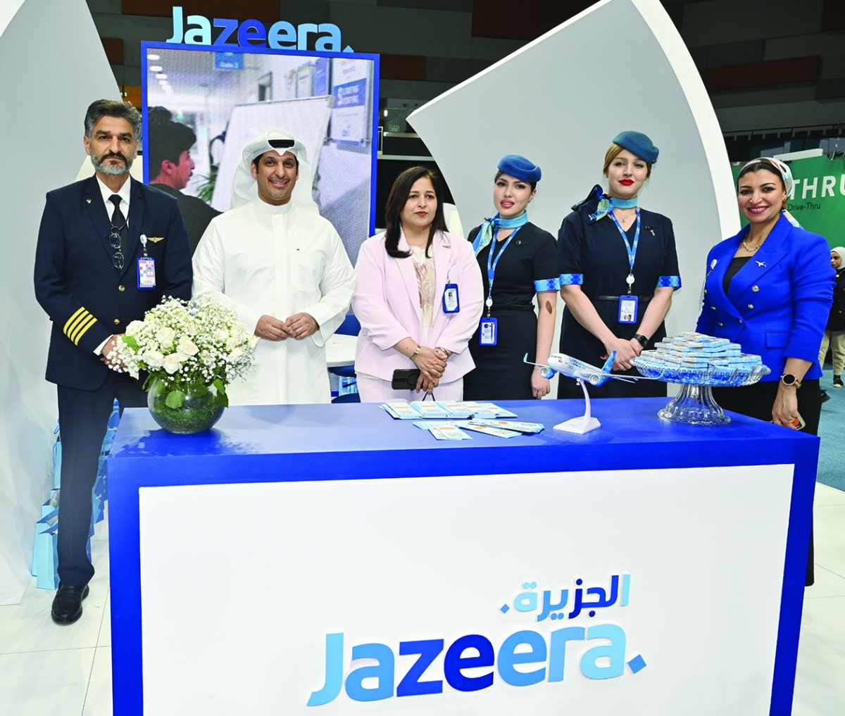 


وزير الإعلام في جناح طيران الجزيرة بالمعرض	 (تصوير أسعد عبدالله) 