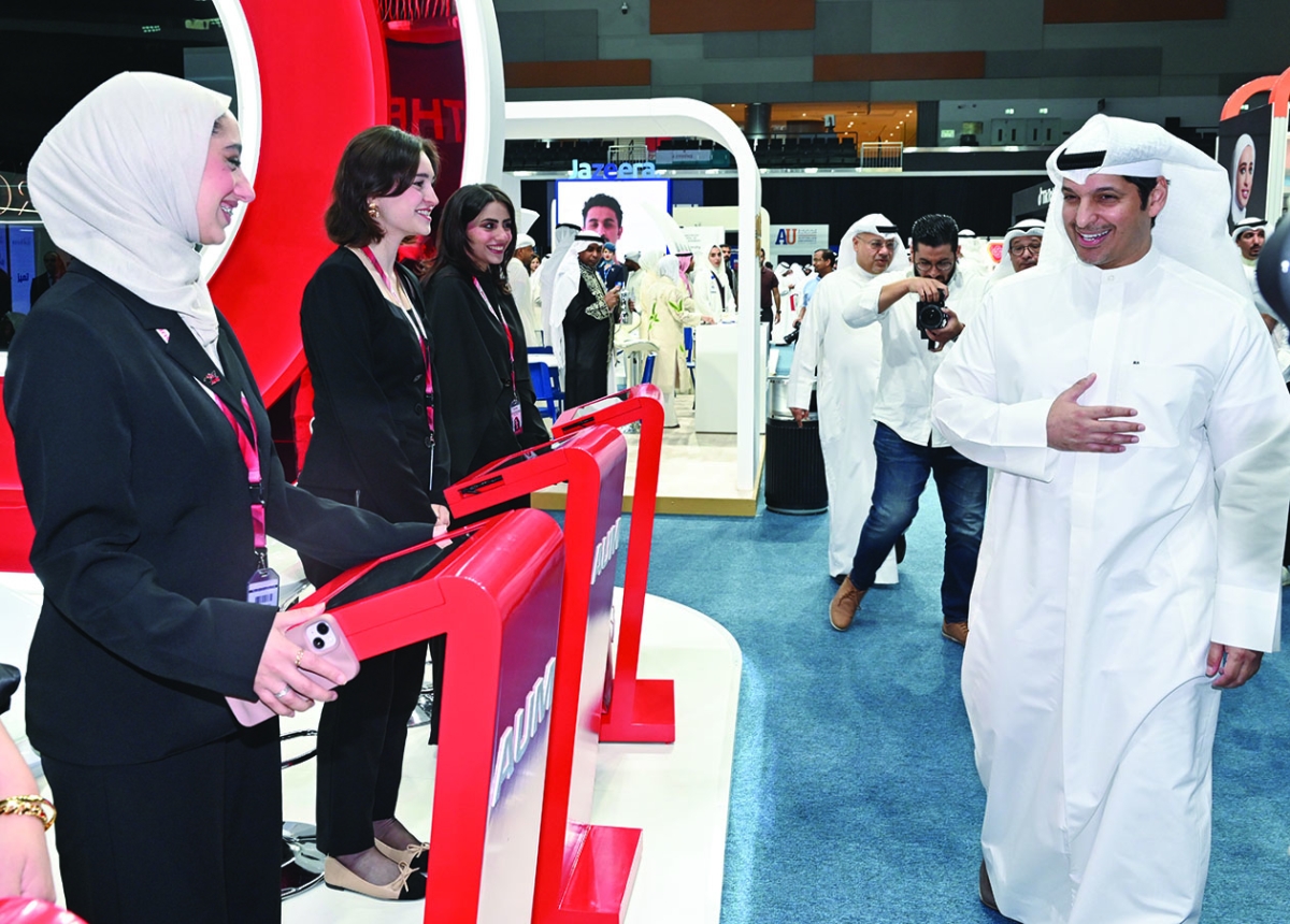 


جانب من جولة الوزير في أجنحة المعرض 