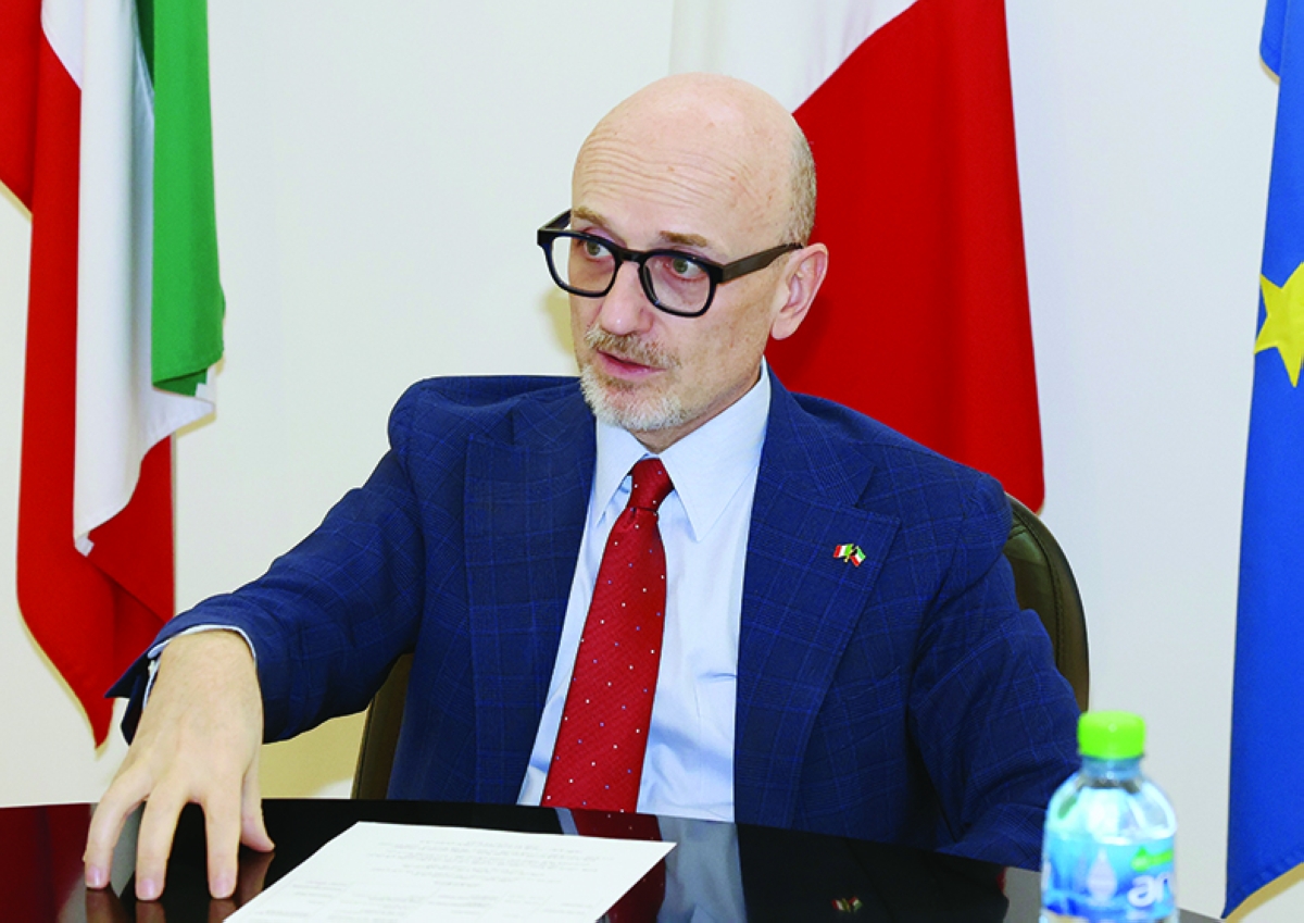 


السفير الإيطالي متحدثاً خلال المؤتمر 