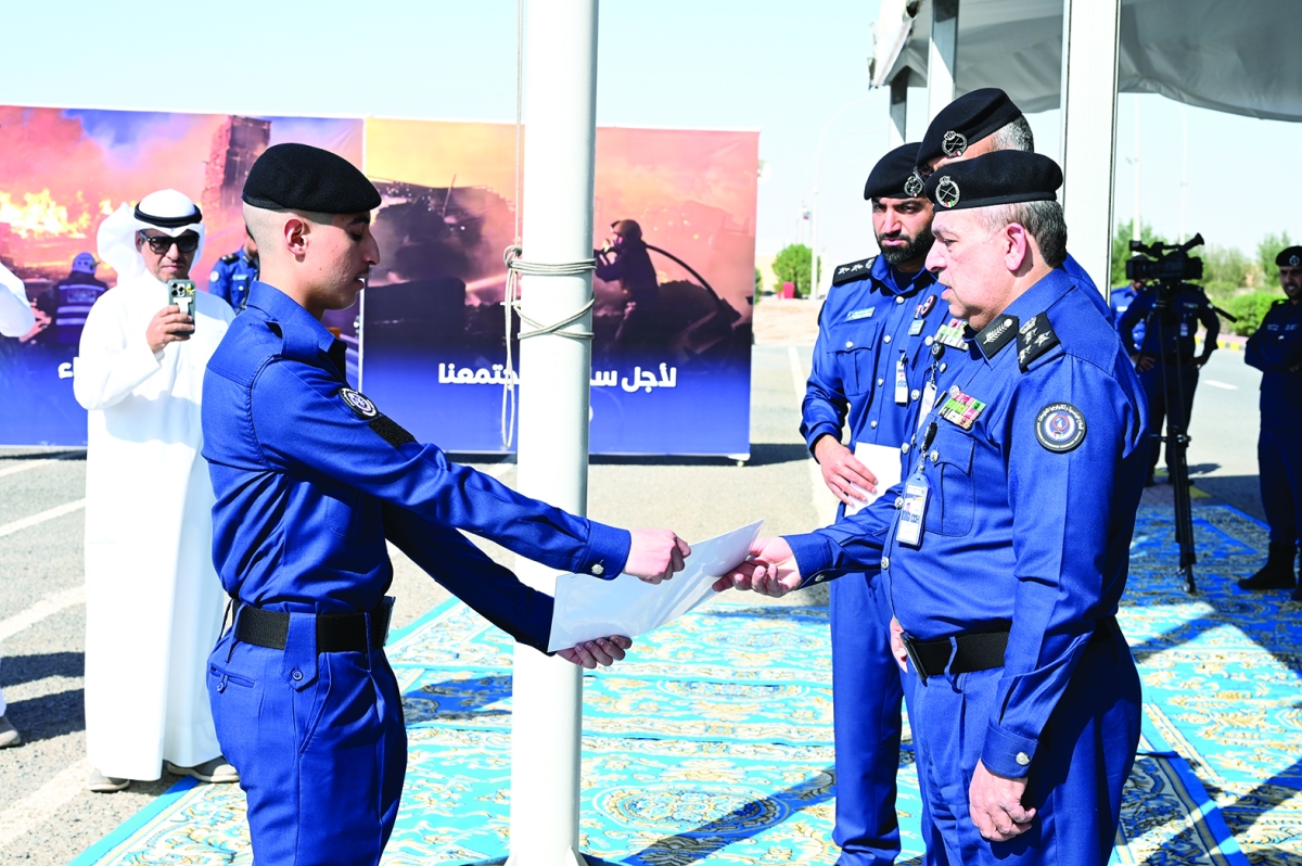 تسليم أحد المُتفوّقين شهادة التفوق