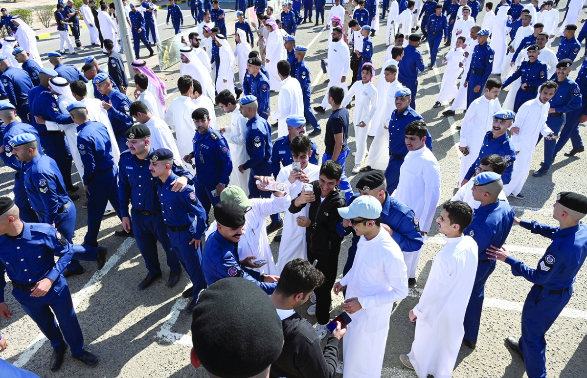 الأهالي يحتلفون بأبنائهم الخرّيجين