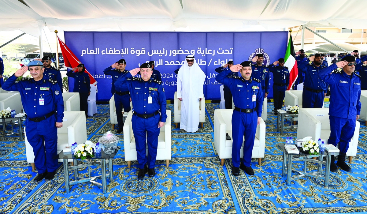 


قياديو القوة لدى عزف النشيد الوطني 