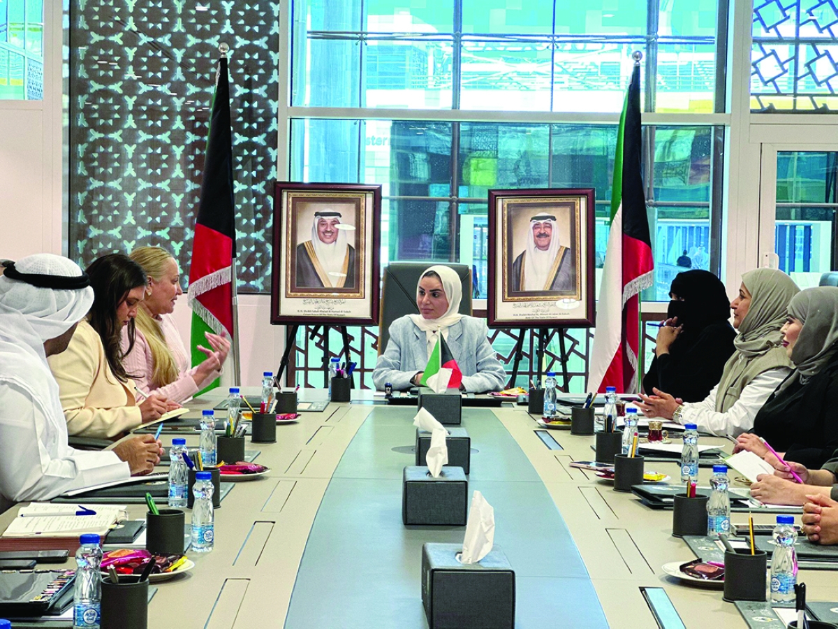 الوزيرة الحويلة خلال اجتماعها مع وفد البنك الدولي