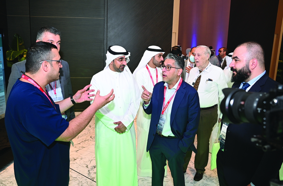 نقاشات على هامش افتتاح المؤتمر (تصوير نايف العقلة)