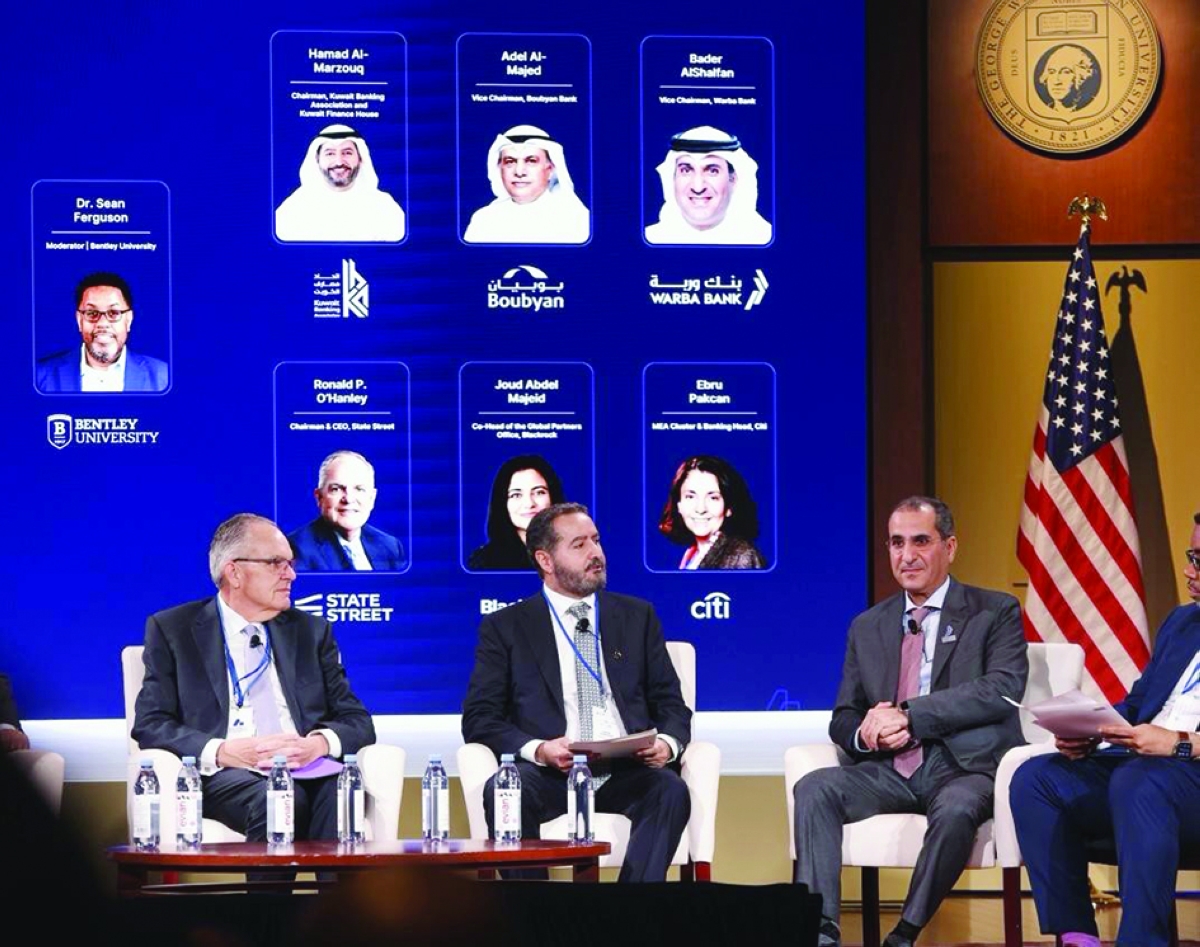 


حمد المرزوق متحدثاً خلال الجلسة 