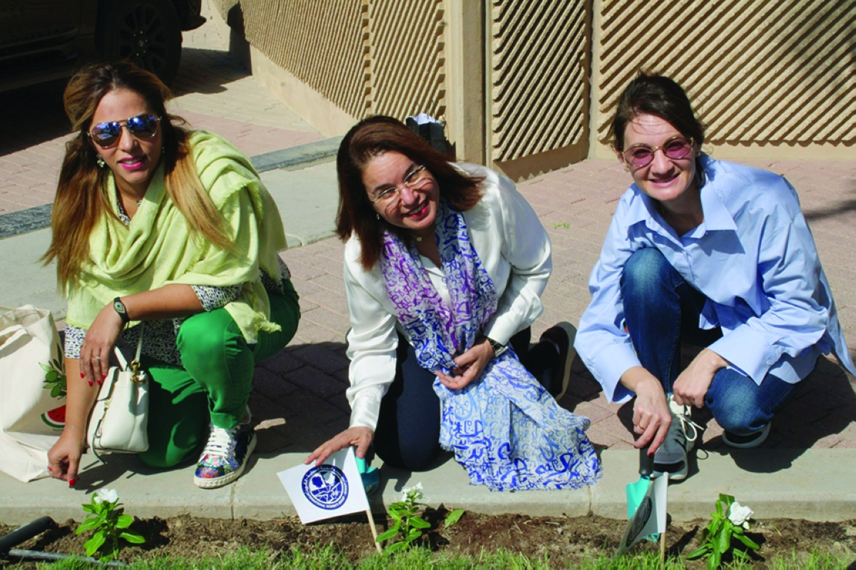 


أميرة الحسن مع زوجتي سفيري فرنسا وجورجيا يزرعن الشتلات 