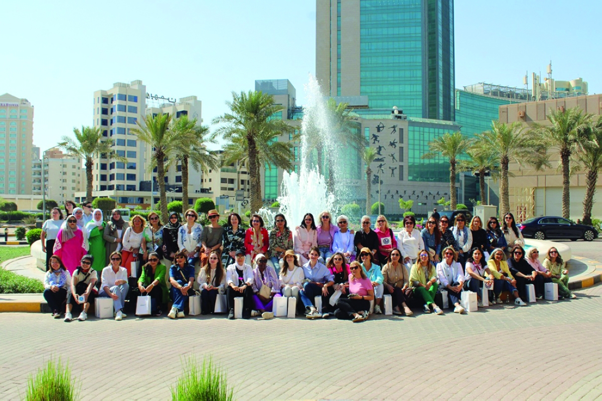 عضوات «المرأة الدولية» في صورة جماعية بالمركز العلمي