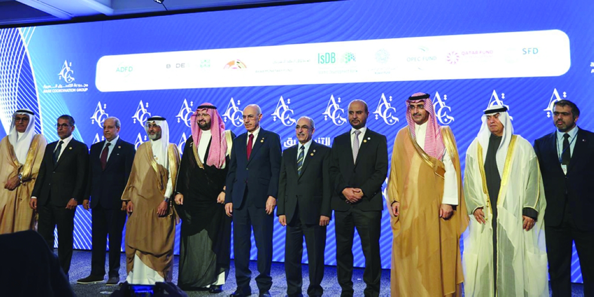 


وليد البحر وأعضاء المجموعة وعدد من المشاركين خلال الاحتفالية 