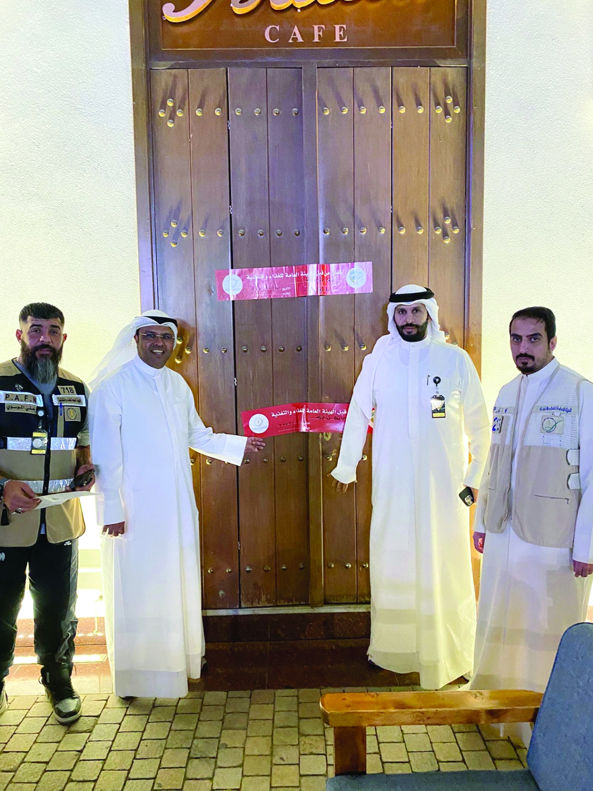 إغلاق أحد المحال المخالفة