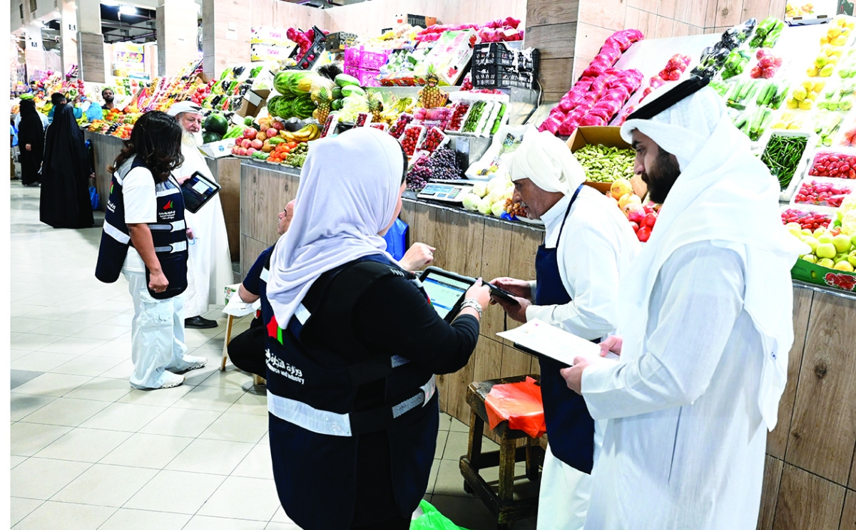 


التدقيق على تراخيص المحال 	 (تصوير سعود سالم) 