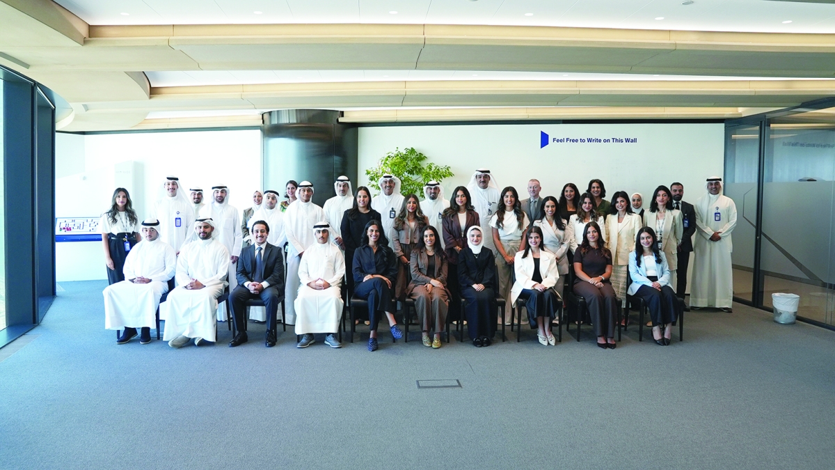 


محمد العثمان ومحمد الخرافي وعماد العبلاني وأحمد بورسلي في صورة جماعية مع المتدربين 