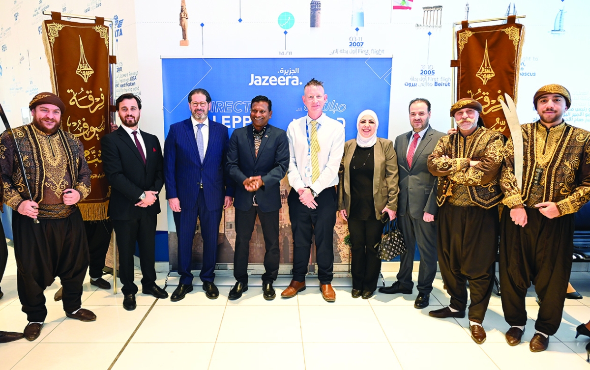 


فريق «الجزيرة» وممثلو السفارة السورية بالكويت في لقطة جماعية 	(تصوير سعود سالم) 