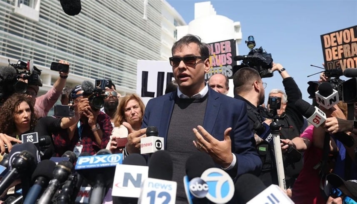 جورج سانتوس
